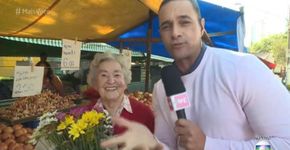 Repórter do Mais Você reencontra senhora que o ignorou na feira