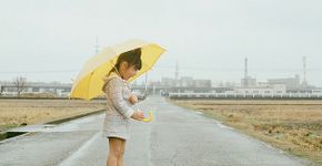 Pai usa estrada deserta fotografar filha com fantasias divertidas
