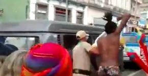 Condutor da tocha abaixa calça e pede “Fora Temer” no RJ