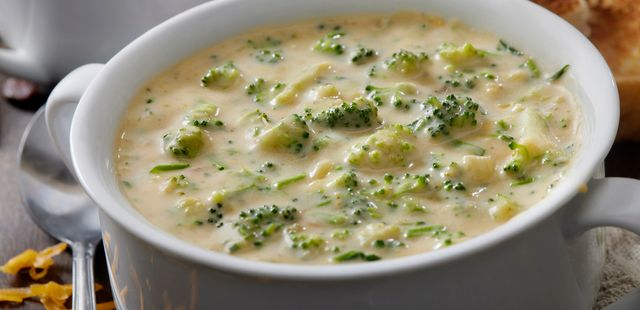 Essa sopa cremosa de brócolis com queijo vai virar seu novo vício nos dias frios
