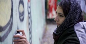 No Afeganistão, grafiteiras apagam sinais da guerra e opressão com tinta e spray
