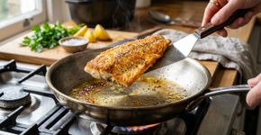 Os chefs concordam: “Para que o peixe não grude na frigideira, não aumente o óleo, mas sim seque bem o filé e espere a panela aquecer”