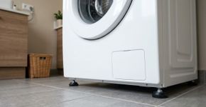 Aprenda o jeito de nivelar os pés da máquina de lavar pra ela parar de “pular” no meio da casa