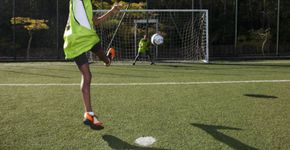 Sesc Itaquera abre inscrições para programa gratuito de aulas de inglês e futebol para meninas