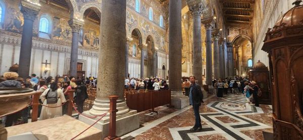 A igreja é famosa por seus impressionantes mosaicos de ouro bizantinos que cobrem quase todo o seu interior