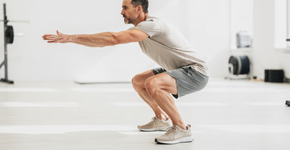 Melhor forma de fazer agachamento simples para iniciantes treinarem em qualquer lugar