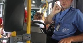 Cobrador de ônibus aprende Libras para se comunicar com surdos