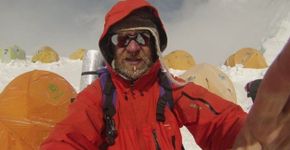 Homem com câncer terminal chega ao topo do Monte Everest