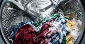 Virar a roupa do avesso antes de lavar parece detalhe, mas ajuda a reduzir desbotamento, bolinhas e desgaste de estampas