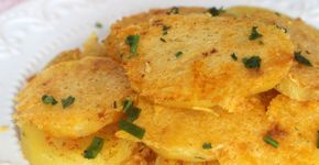 Batata com crosta de parmesão: o acompanhamento que ganha uma camada irresistível