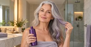Os cabeleireiros são categóricos: pessoas com cabelos grisalhos não devem usar xampu roxo