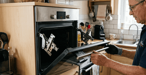 Eu apertei as travas do forno e a porta saiu na minha mão, veja o que fiz depois