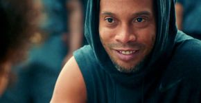 [VÍDEO] Ronaldinho é herói ao salvar garoto em favela carioca