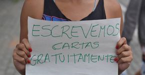 Coletivo escreve cartas gratuitamente em estação de trem de SP