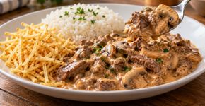Transforme iogurte grego e meio quilo de carne moída em um estrogonofe simples e cheio de sabor