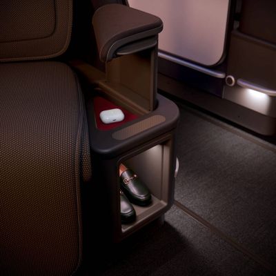 Detalhes dos compartimentos junto aos assentos da suíte Delta One no Airbus A350-1000