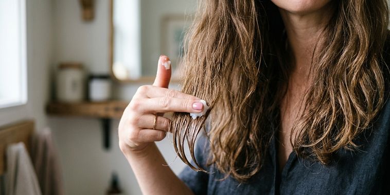 Featured main: Como retirar o óleo do cabelo sem deixá-lo com aparência de sujo usando o método UCPE