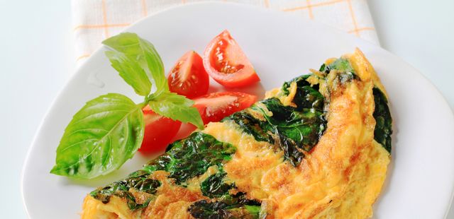 Essa omelete de espinafre com cottage leva só 10 minutos para ficar pronta