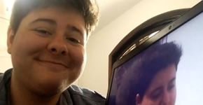 Garoto trans canta música e mostra mudança de sua voz em apenas 3 meses