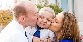 Família celebra natal com antecedência por causa de filho com leucemia
