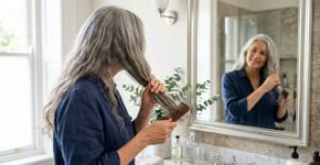 Os cabeleireiros mais experientes concordam: “O frizz em cabelos com fios grisalhos melhora se você evitar escovas de plástico e começar a desembaraçar pelas pontas, para não tensionar o cabelo e ajudar a não abrir a cutícula.”