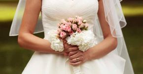 Mulheres ajudam noivas que ficaram na mão com loja de vestidos