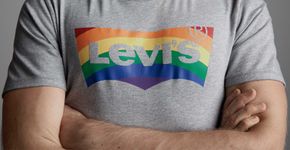 Funcionários gays de empresa estrelam campanha de coleção que celebra o orgulho LGBT
