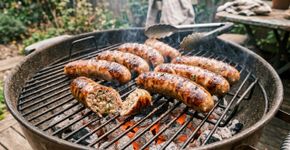 Pare de furar a linguiça antes de grelhar: o segredo dos churrasqueiros para ela ficar suculenta sem precisar de marinada