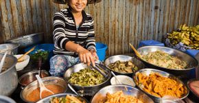 Já pensou viajar o mundo em busca de novas comidas ?