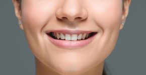 Conheça os riscos das receitas caseiras para clarear os dentes