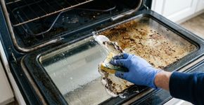 Como limpar o vidro do forno quando ainda está escuro e a esponja não consegue remover as manchas