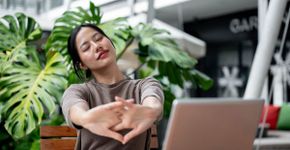 6 exercícios para aliviar dores causadas pelo trabalho no computador
