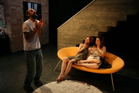 Renata Jesion, Gilda Nomacce  e o diretor Donizeti Mazonas encenam em casa