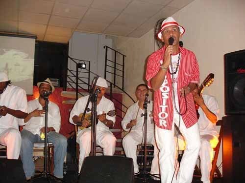 Edimar (vestido de vermelho) e a turma do samba