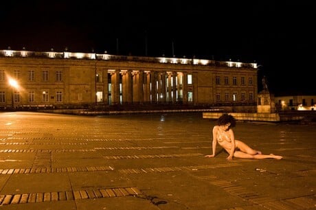 Alessandra posa em praça na Colômbia