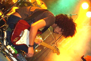 Em 2010, o programa "Trilhas", da MTV Brasil, indicou a banda como um dos principais nomes da nova cena musical de Minas Gerais