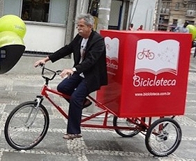 Bicicloteca - divulgação Todos os dias Robson percorre o centro de São Paulo disseminando a leitura