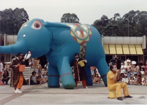 Elefante azul de cinco metros de altura na área externa do MIS