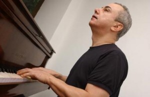 Pianista e arranjador já tocou com nomes como Yamandú Costa e Zé Paulo Becker