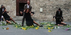 Espetáculo "Muros", da cia. italiana Arearea, realizada sobre arranjos de flores é um dos destaques