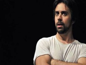O ator Vinícius Piedade também assina o roteiro do espetáculo