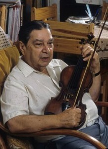 Músico e arranjador César Guerra-Peixe (1914-1993) realizou arranjos sinfônicos para nomes como Chico Buarque, Luiz Gonzaga e Tom Jobim.