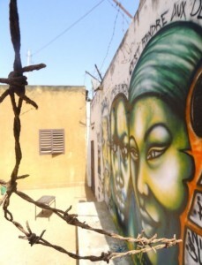 Graffiti em prisão, em Dakar, no Senegal (2011)