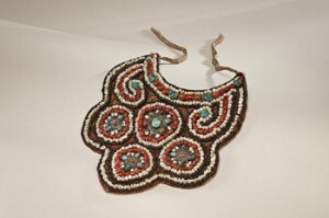 Mostra reúne brincos, colares, braceletes, cintos, bolsas, vestes e tornozeleiras