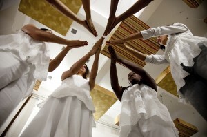 Raízes afro-brasileiras são prestigiadas em espetáculo que combina dança, música e teatro