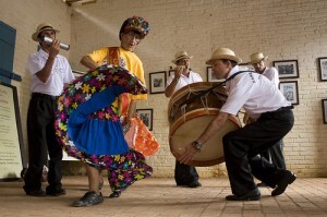 Sambadoras dançam no ritmo da zabumba