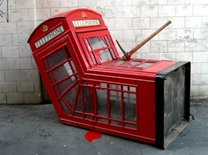 Telefone público modificado pelo artista inglês Banksy