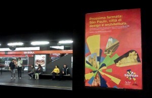 Cartaz de São Paulo na estação San Babila do Metrô de Milão