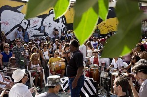 Durante 5 horas o grupo Kolombolo Diá Piratininga apresenta clássicos do samba paulista e homenageia seus mestres.