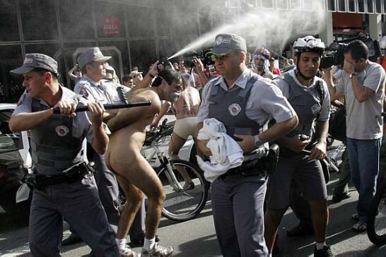 André Pasqualini preso em uma das Biclicletadas que reuniu ciclistas nus